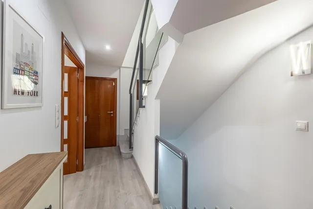 Amplia casa de 182 m2 con patio, gran sótano y a menos de 5 minutos del metro — 13