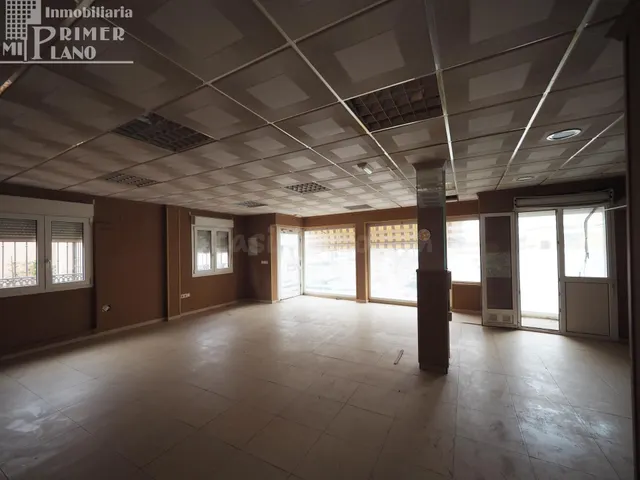 Local Comercial Versátil en Tomelloso: Oportunidad de Invers - foto 2