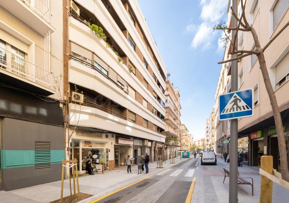 VIVIENDA EN ZONA CENTRO - ALHAMAR, CON PLAZA DE GARAJE Y CALEFACCIÓN