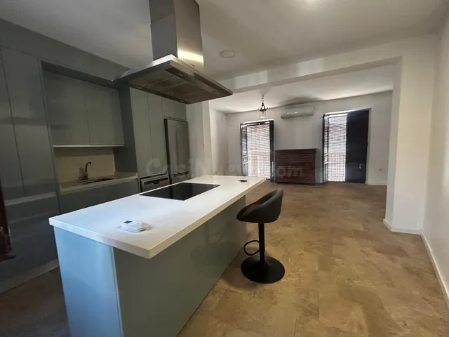 SE ALQUILA CASA RECIÉN REFORMADA JUNTO A LA PLAZA DE LA REGI - foto 2