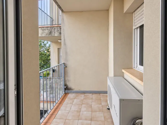 Piso exterior de 4 habitaciones con balcón y parking incluido en el centro de Reus — 11