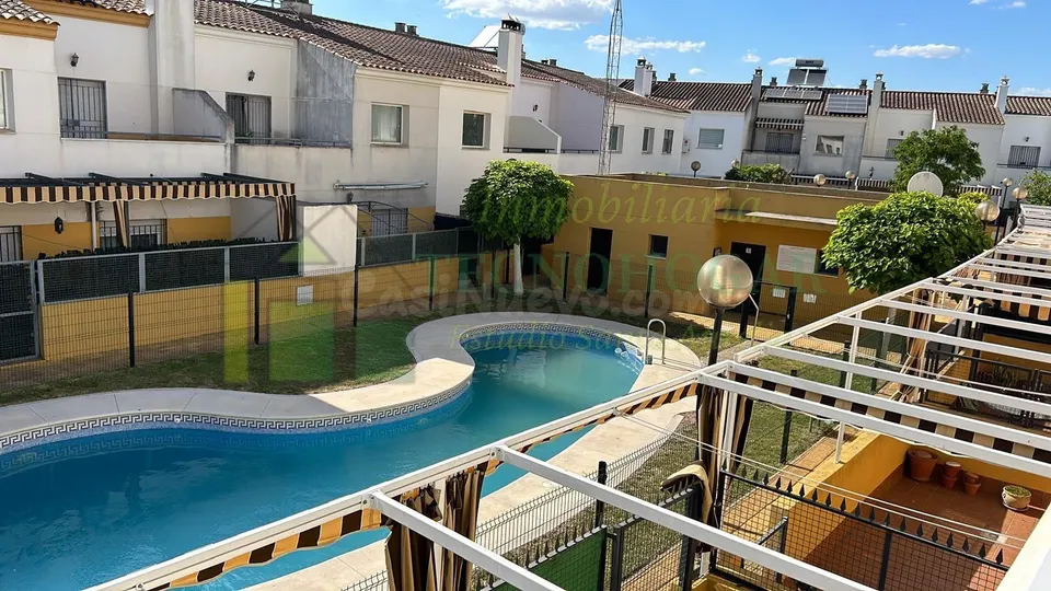 Chalet adosado con piscina, patio y garaje en Coria del Río