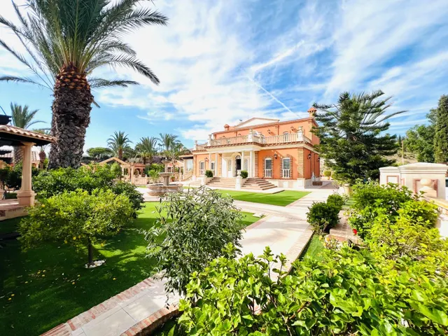 Villa señorial de lujo con arquitectura clásica en Elche - foto 2