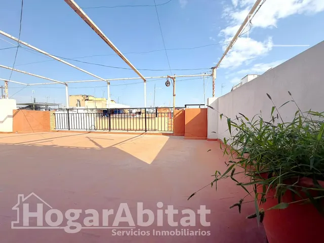 ¡En buena zona! Casa amplia y luminosa con gran terraza y balcón — 39