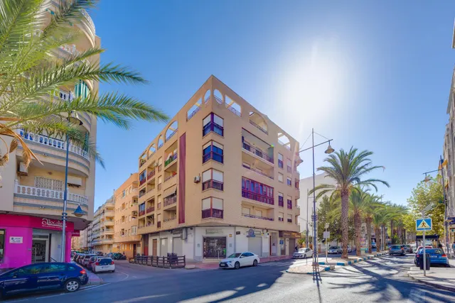 Gran piso de 4 dormitorios y dos baños en el corazón de Torrevieja, a menos de 500 metros del mar — 32