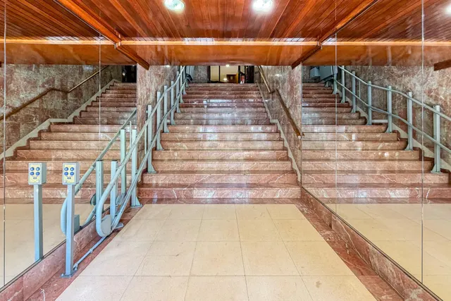 PISO ALTO CON BALCÓN/TERRAZA Y TRES PIEZAS EXTERIORES EN EL EIXAMPLE — 36