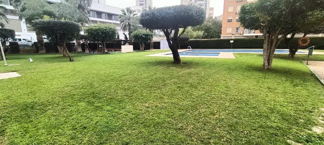 Piso de 3 dormitorios con piscina y garaje en urbanización cerca de la playa — 33
