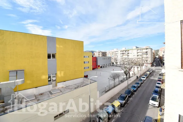 MUY AMPLIO CON 4 DORMITORIOS Y TERRAZA EN EL CENTRO — 40