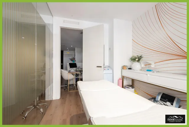 Piso exterior junto el corte ingles – actualmente acondicionado como clinica. — 16