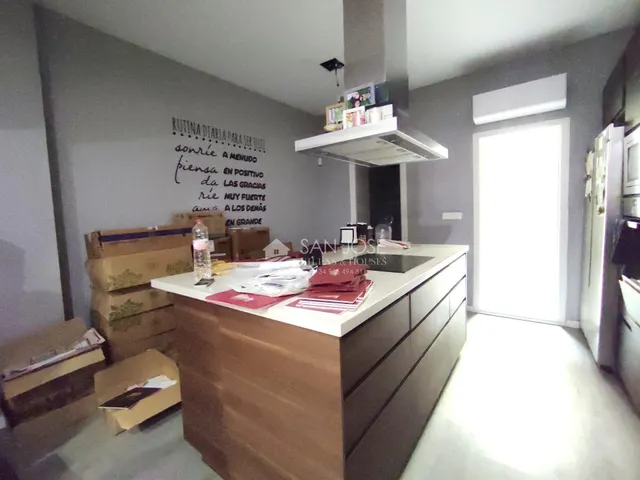 SE VENDE CASA CON GARAJE EN NOVELDA EN REFORMA. — 22