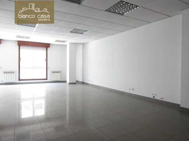 Alquiler de local para oficina de 66m2 en calle peatonal y comercial por 385€/mes — 2