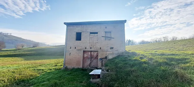 Amplia finca con varias edificaciones — 22