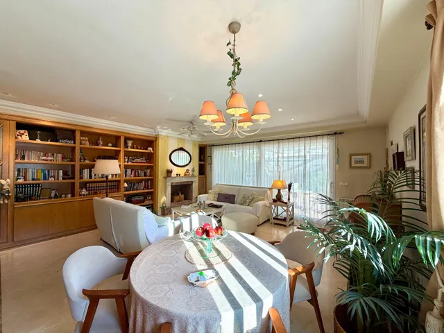 Chalet adosado esquinero con jardín privado, terrazas y garaje doble en La Patacona — 7