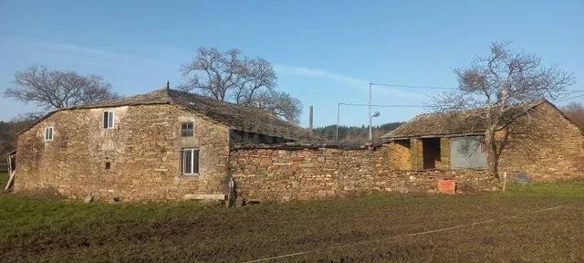 SE VENDE CASA DE PIEDRA PARA REFORMAR EN LOENTIA CASTRO DO R - foto 3