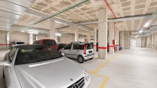 Plaza de parking en alquiler para coche y motos junto a Molinos de calle Industria — 8
