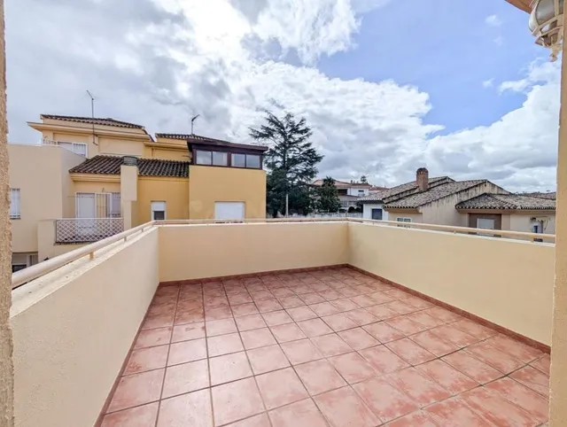 Exclusiva Residencia Unifamiliar en Cájar: Haciendo esquina. - foto 2