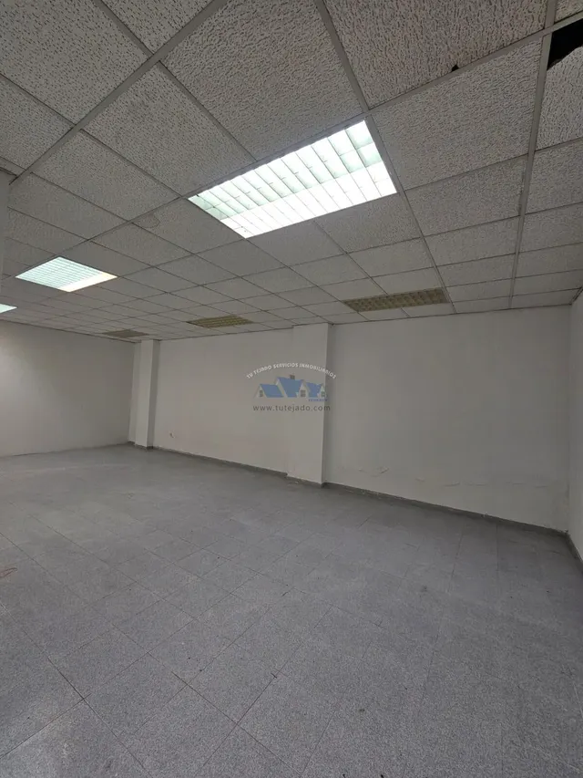 Local comercial en alquiler — 17