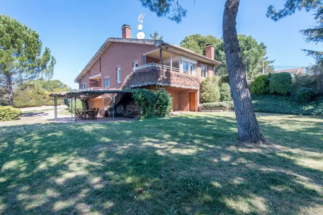 CASA EN VENTA EN URB. PINEDA DE BAGES