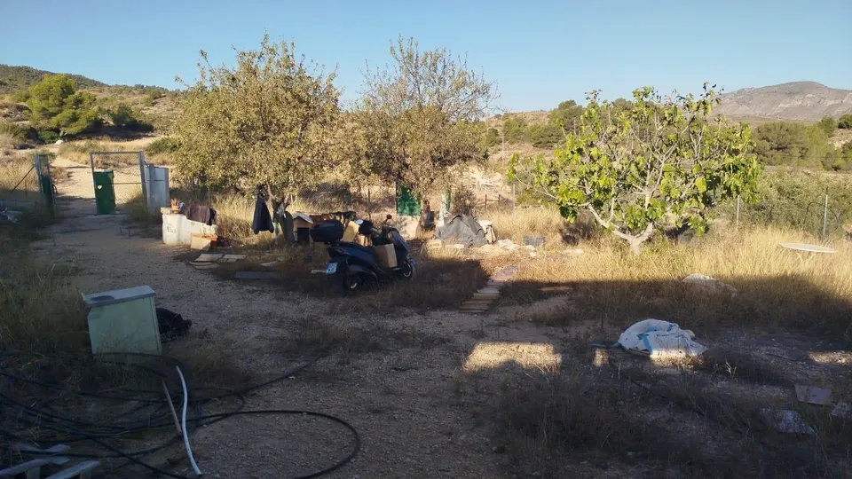 PARCELA CON CASA DE APEROS DE 9 METROS + UNA PORCHADA DE 24 METROS