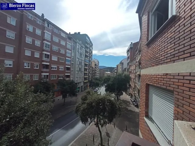 SE VENDE AMPLIO PISO EN PONFERRADA — 38