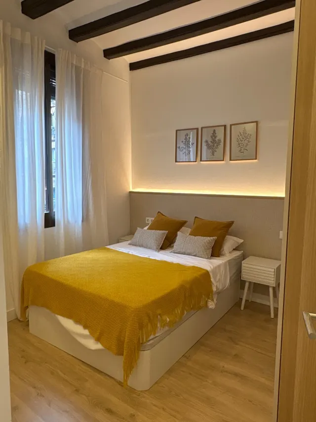 Piso reformado con 2 dormitorios y mobiliario a estrenar en el Raval, Barcelona — 31