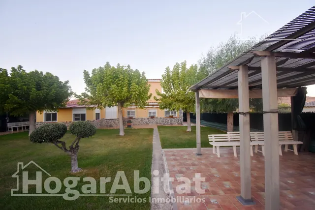 ¡Encantador Chalet! Muy amplio y sofisticado, con gran garaje, terraza, jardín y parcela — 3
