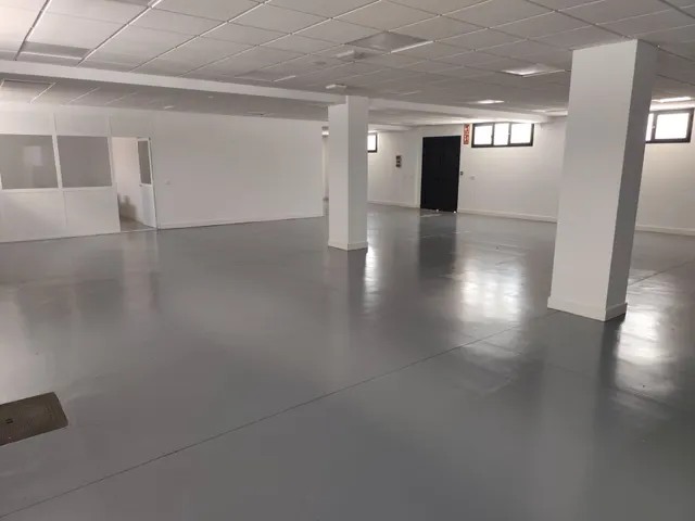 Nave en Poligono de Las Quemadas totalmente reformada y perfectamente instalada para uso mixto de oficinas y almacen — 12