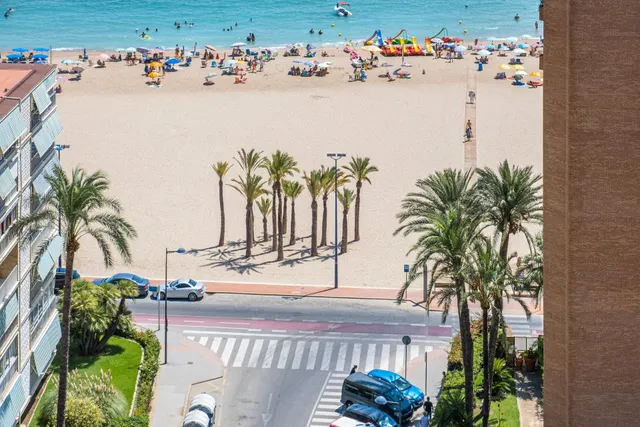 Ático en segunda línea de playa Poniente con vistas panorámicas al mar, a la playa y a la ciudad. — 31