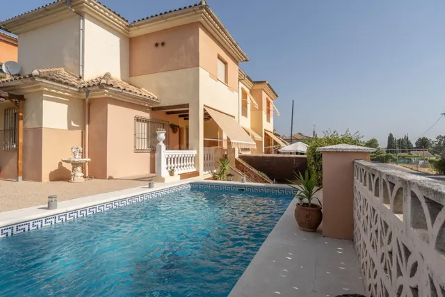 EXCLUSIVA VIVIENDA CON PISCINA PRIVADA EN URBANIZACIÓN "EL T