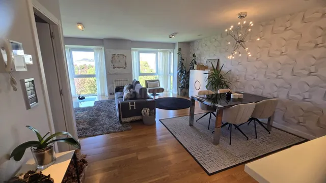 Piso con gran salón de 45 m2, garaje y trastero junto al Par - foto 3