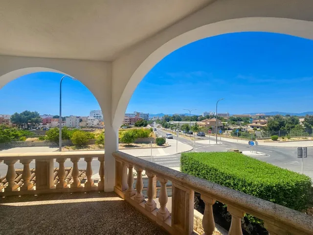 Exceptional Detached Corner Villa with Swimming Pool and Prime Location — 22