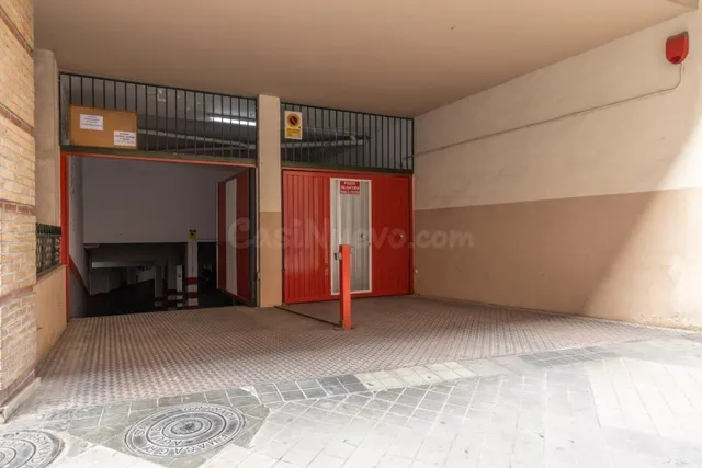 Amplia plaza de garaje cerca de calle Alhamar — 2