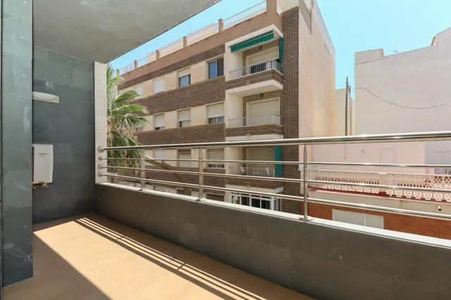 APARTAMENTO EN EL CENTRO DE TORREVIEJA CON GARAJE Y TRASTERO — 6