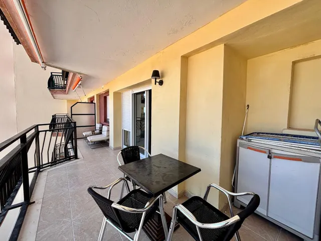 Apartamento en primera línea de playa de Gandia en residencial con piscina comunitaria, garaje y trastero. — 23