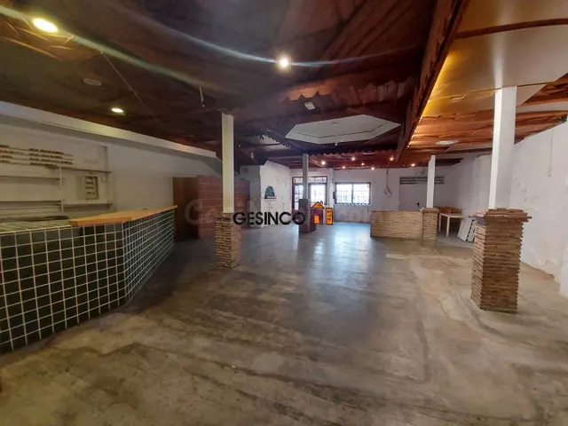 LOCAL COMERCIAL CON MUCHAS POSIBILIDADES — 4