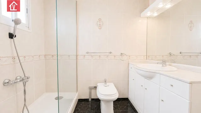 Piso exterior y soleado con ascensor y balcón en zona Espronceda — 13