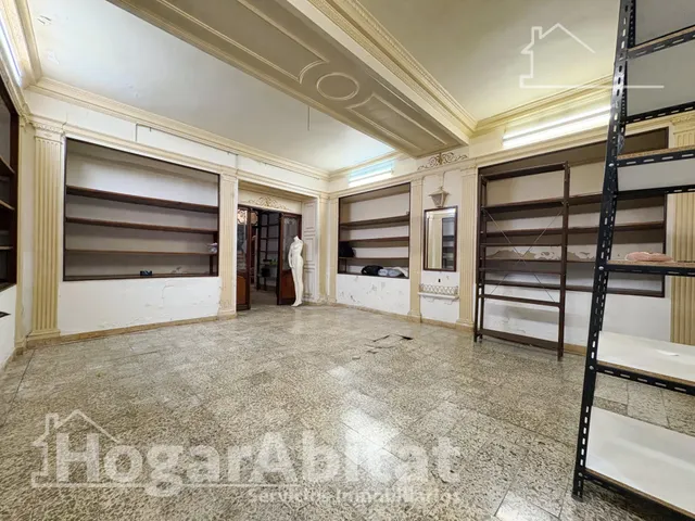 Espaciosa casa con local comercial y garaje en el centro — 22