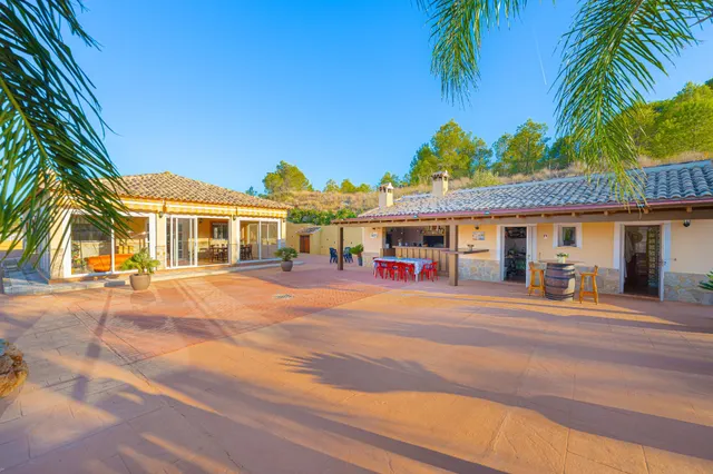 Villa exclusiva en La Nucía | parcela de 3.947 m2, piscina privada y amplias zonas de ocio — 13