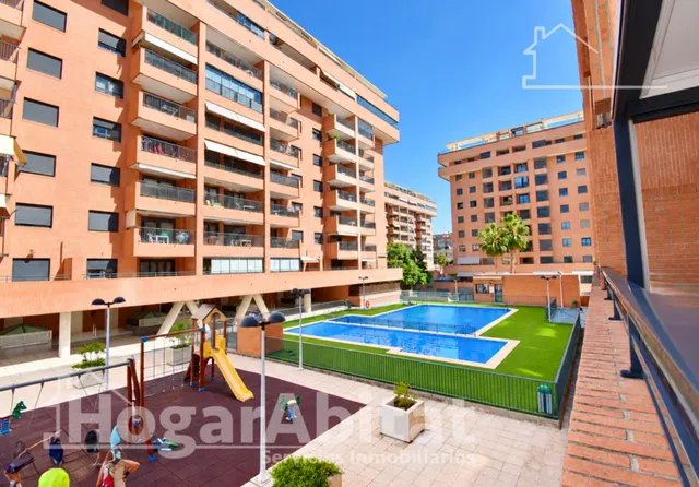 Seminuevo con piscina, garaje, trastero y terraza cerca del mar — 2
