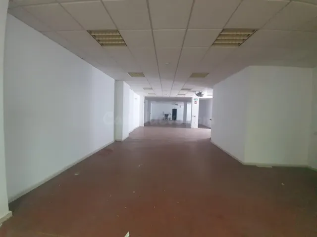 ESTUPENDO LOCAL CON OFICINAS EN EL POLÍGONO CALONGE - foto 2