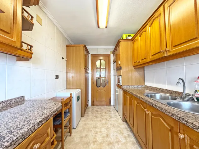 Amplio piso en esquina todo exterior con terraza y vistas al mar junto a Vialia y Avenida de Andalucía. — 25