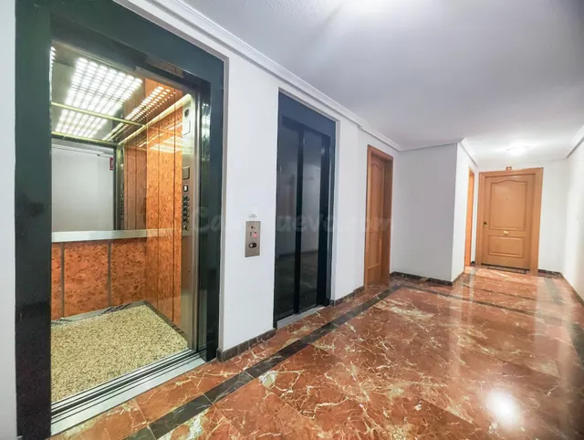 Piso con Plaza de Aparcamiento, Paseo San Gregorio. - foto 4