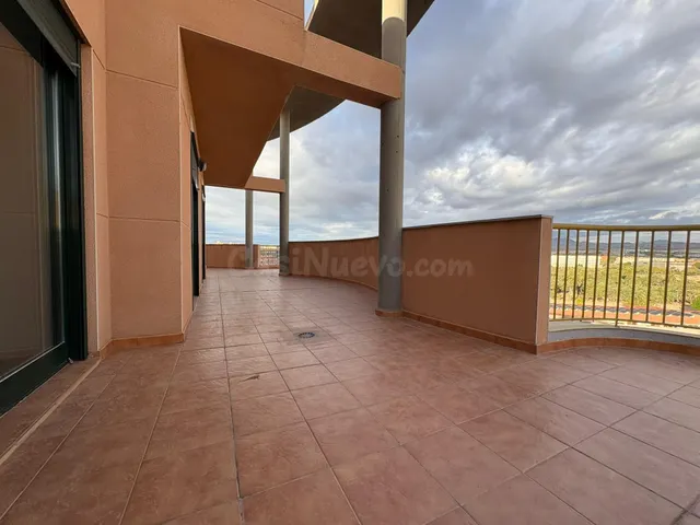 Ático de 3 Dormitorios y 2 Baños con terraza de 142 m2 y Pis - foto 4