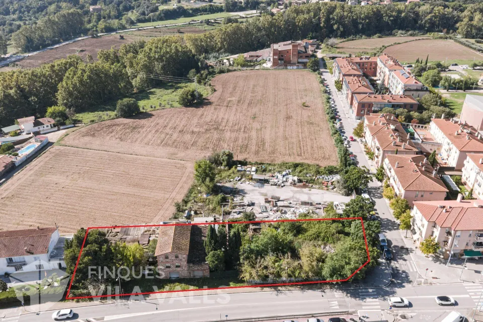 Solar edificable + masia para reformar