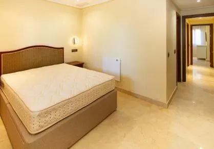Exclusivo bajo con vistas panorámicas al mar y club de golf privado en La Mairena (El Soto) — 11