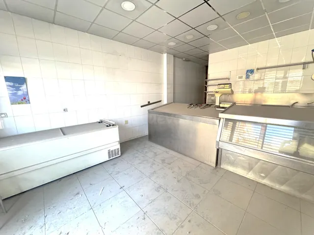 Se alquila o se vende local para comercio de alimentación en