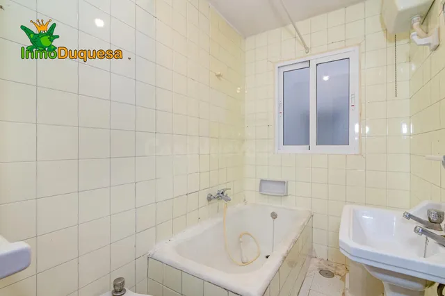 Piso de 4 Dorm. en Camino de Ronda. Para REFORMAR. — 5
