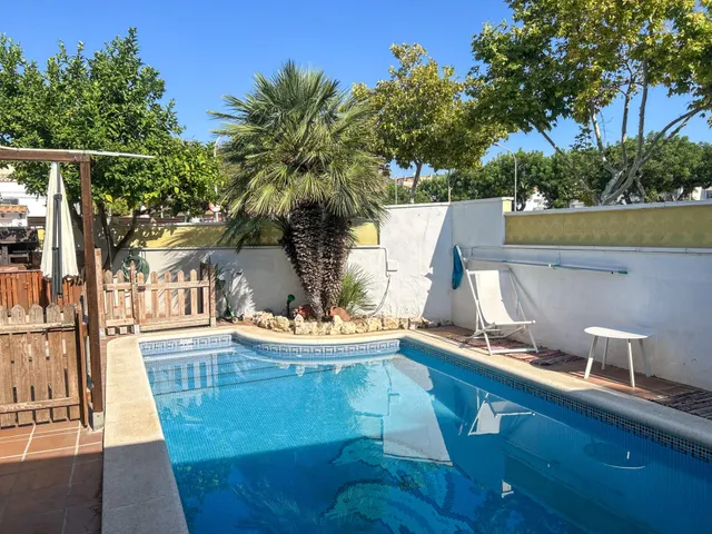 Chalet esquinero con apartamento independiente y piscina en Sant Pere de Ribes — 3