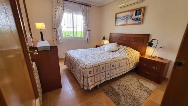 Chalet esquina de 3 Dormitorios y 3 Baños en parcela grande arreglada de 600m2 con piscina y garaje privado — 5