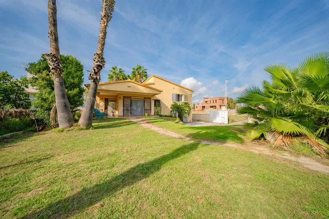 Chalet en primera línea de playa en torrenostra: una oportunidad para crear tu hogar junto al mar — 2